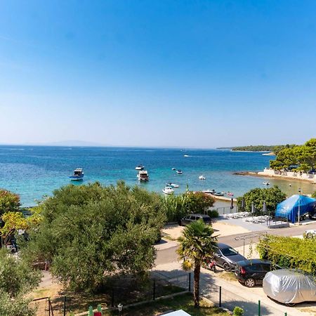 Apartman Petra S Pogledom Na More Banjol المظهر الخارجي الصورة