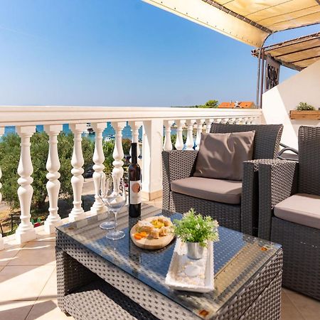 Apartman Petra S Pogledom Na More Banjol المظهر الخارجي الصورة