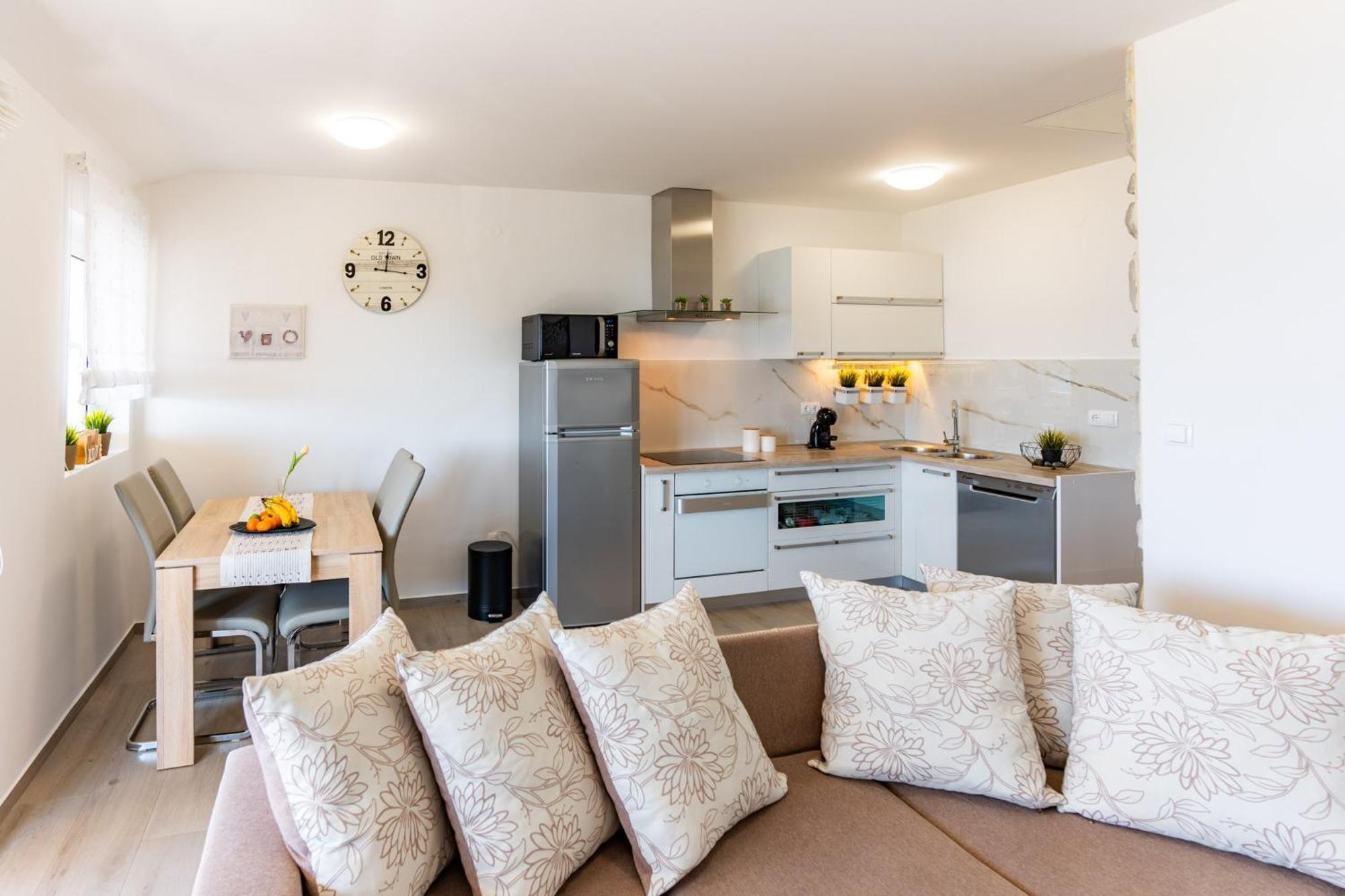 Apartman Petra S Pogledom Na More Banjol المظهر الخارجي الصورة
