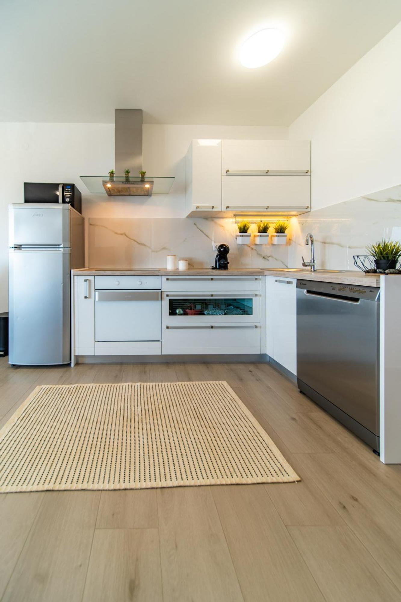 Apartman Petra S Pogledom Na More Banjol المظهر الخارجي الصورة